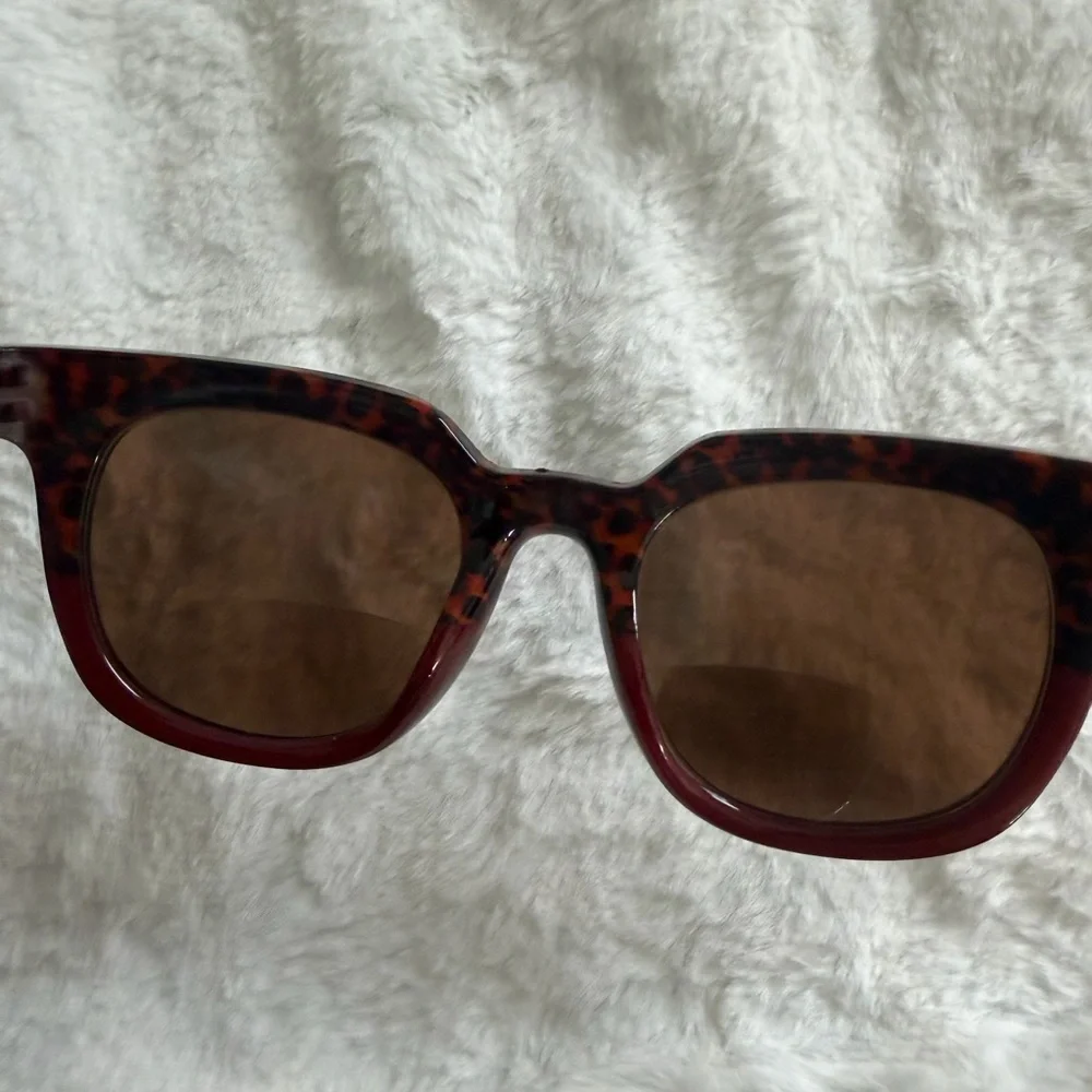 Leopard Tortoise/Red / Bifocal / 2.50 Women's Sunglasses with Vera Bradley case
